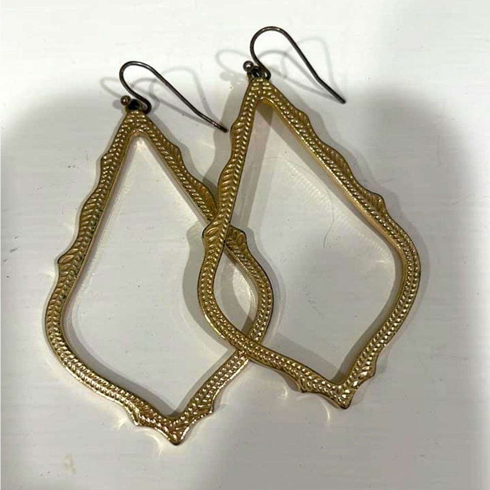 Gold Kendra Scott earrings. Only worn a few times. Perfect condition.